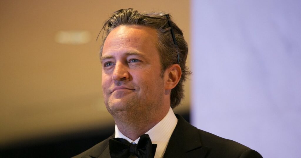 Памятная табличка на могиле Мэттью Перри: новые детали расследования