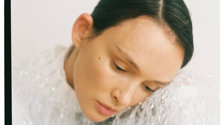 Паулина Андреева в смелом образе: полупрозрачное платье с перьями