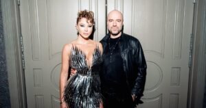 Полина Диброва и Роман Товстик: Страстный Поцелуй на Пляже