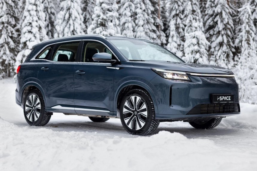 Полноприводный гибридный кроссовер Evolute i-Space: характеристики и цена