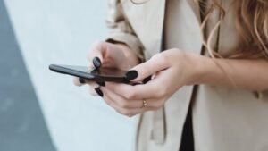 Поставки смартфонов из Китая в Россию резко снизились