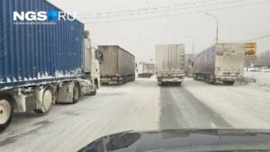 Пробка на Северном объезде: грузовик создал транспортный коллапс