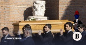 Прощание с Валентино: звезды на похоронах «последнего императора» моды