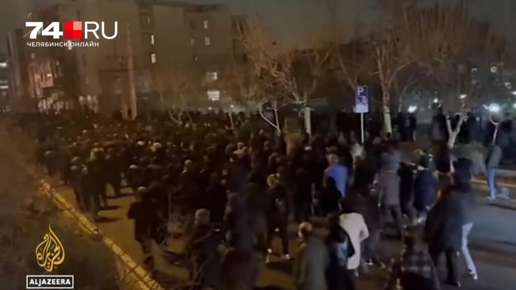 Протесты в Иране: число жертв растет, Трамп грозит 강력한 ответом