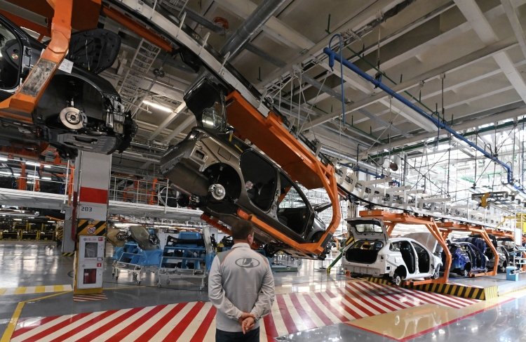 Российский авторынок просел впервые с 2022 года