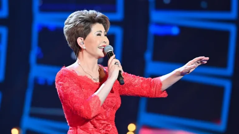 Роза Рымбаева поразила пользователей соцсетей стилем и архивными фото