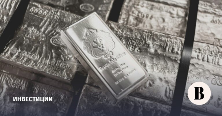Серебро впервые в истории подорожало до $100 за унцию