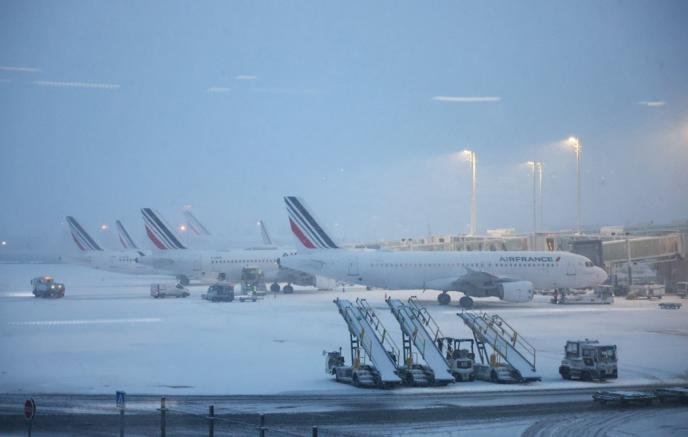 Снегопад и гололедица парализовали транспорт в Европе