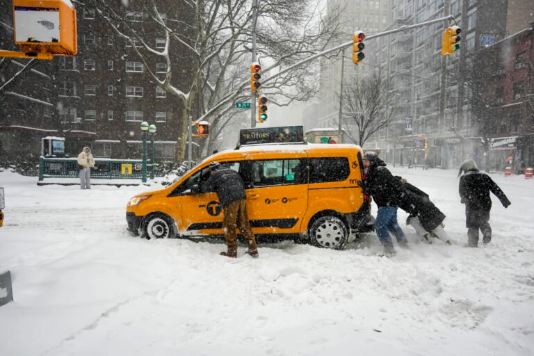 Снежная буря в США: 6 погибших, тысячи рейсов отменены