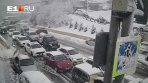 Сочи борется с последствиями снегопада: эвакуация автомобилей и меры безопасности