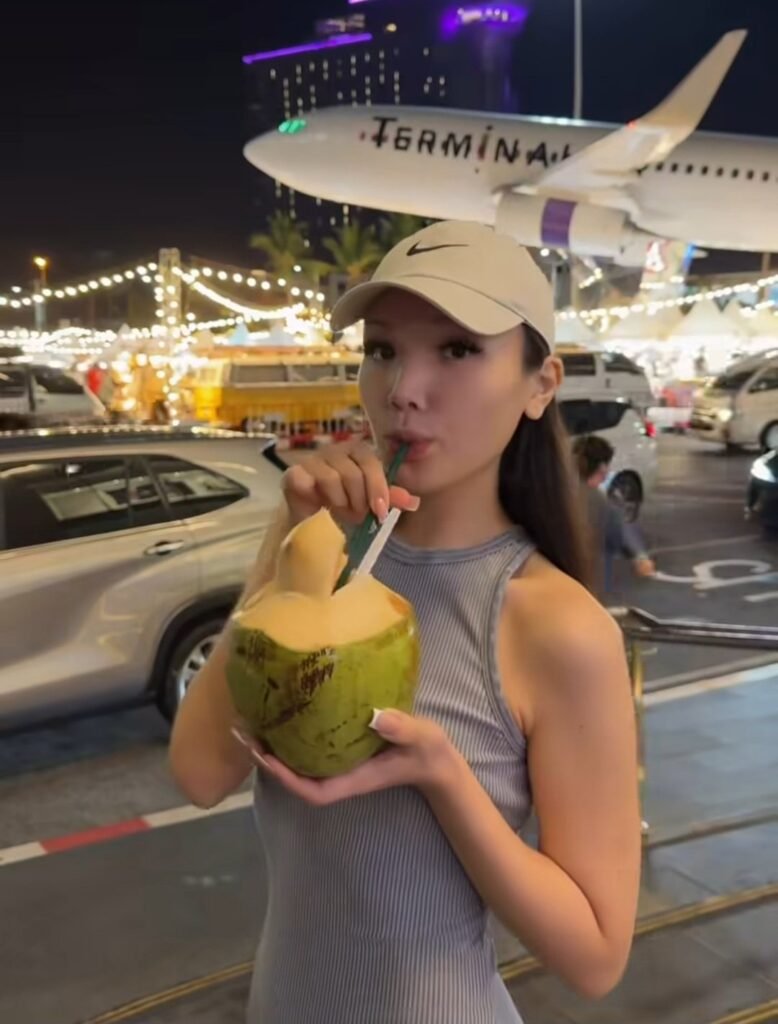 Софья Лепчикова из «Холостой» улетела в Таиланд с загадочным спутником