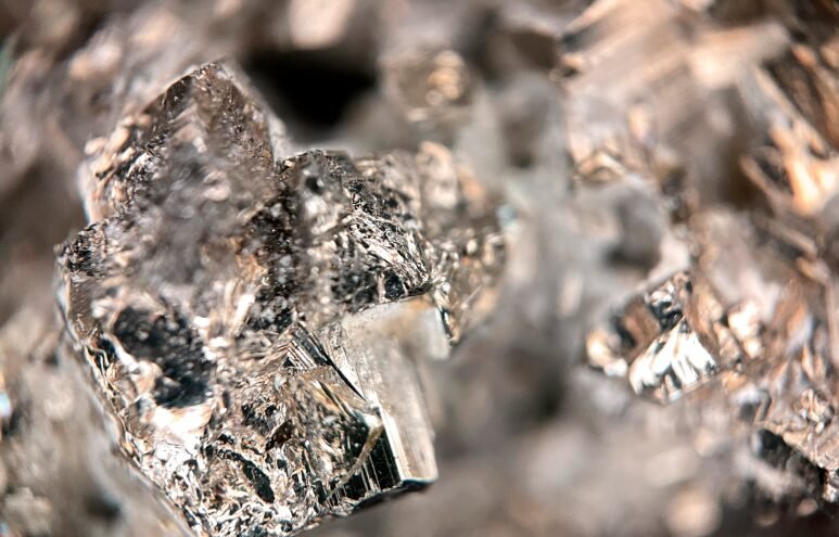 Сокровища древних вулканов Урала: ученые открыли новые минералы