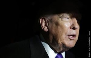 Трамп поддержал протестующих в Иране и призвал их брать власть