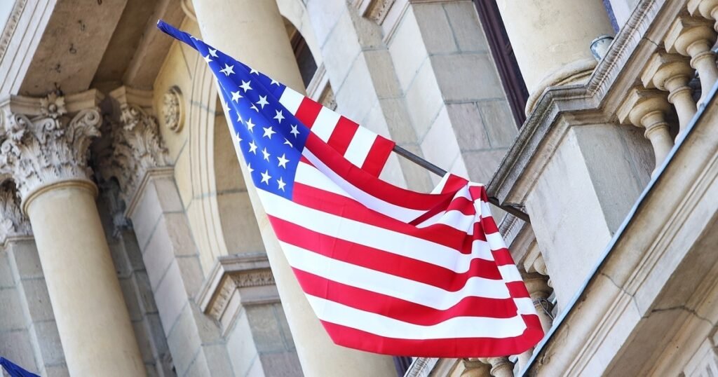 Трамп угрожает ввести 10% пошлины на товары из 8 стран из-за спора о Гренландии