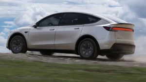 В России появилась редкая Tesla Model Y L: электрокар за 10 млн рублей