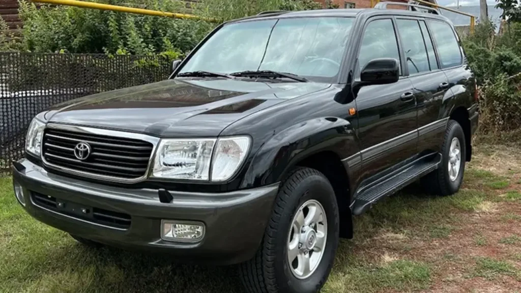 В России появился редкий Toyota Land Cruiser 100 из Японии