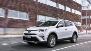В России стартовали продажи Toyota RAV4 2016 года из Японии
