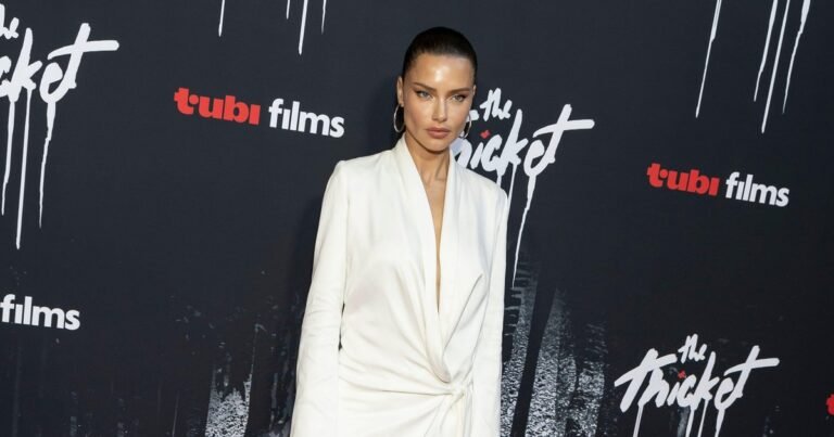 Адриана Лима в 44 года поражает идеальной фигурой в новой рекламной кампании