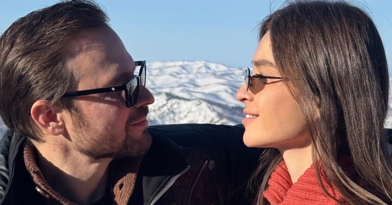 Алексей Чадов показал свою жену в откровенном купальнике