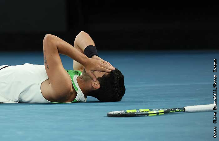Алькарас сенсационно обыграл Джоковича и выиграл Australian Open