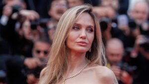 Анджелина Джоли на ярмарке Art Basel в Катаре: образ с вырезом и бахромой