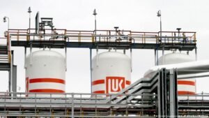 Атака дронов вызвала пожар на НПЗ в Волгограде