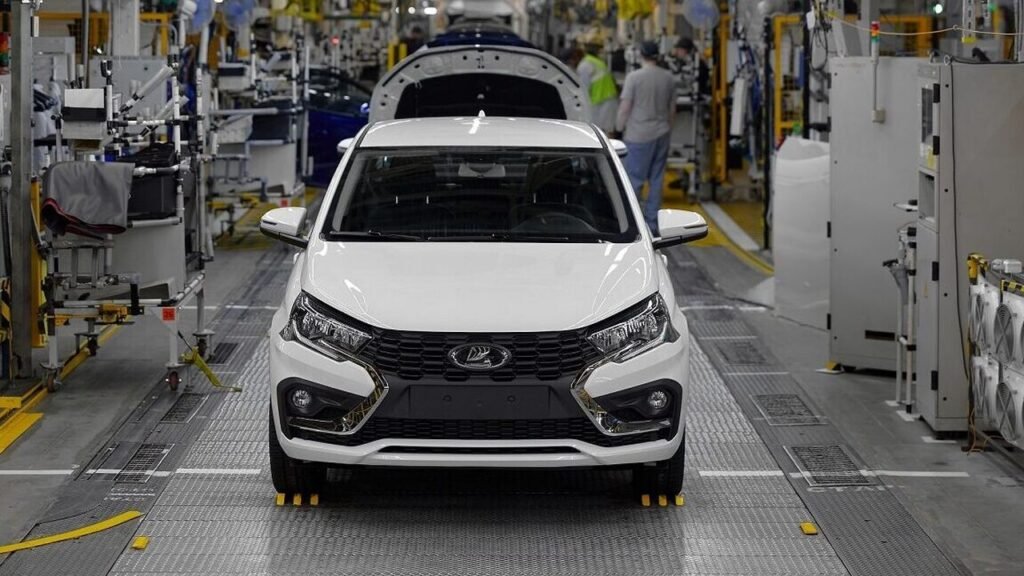 АвтоВАЗ увеличит производство Lada Iskra в Петербурге