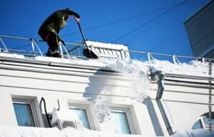 Девять человек погибли из-за падения снега с крыш за неделю