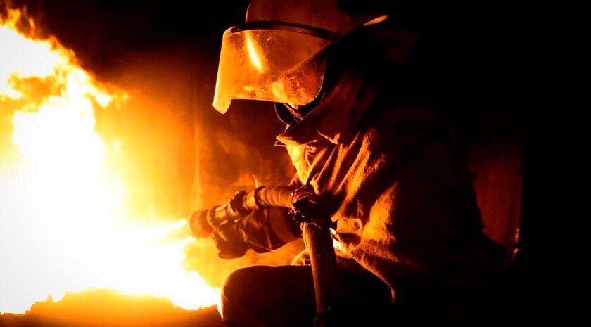 Дроны ВСУ атаковали Луганск: ранен охранник нефтебазы