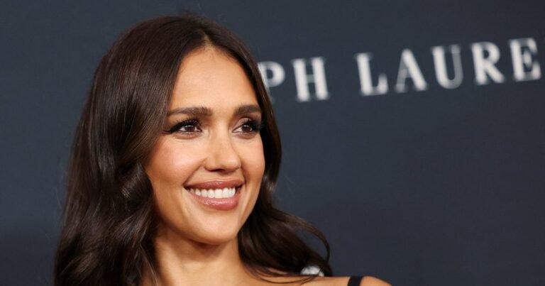 Джессика Альба замечена с новым возлюбленным в Майами