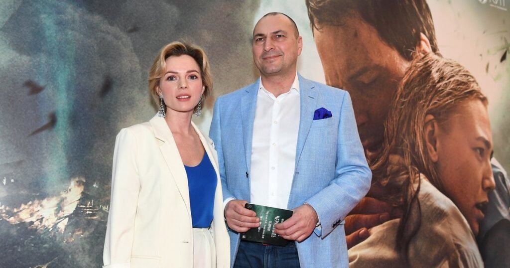 Экс-супруг Волочковой появился на публике с новой женой и сыном