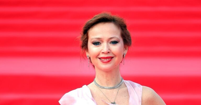 Елена Захарова в откровенном бикини: 50-летняя актриса поделилась пикантными фото