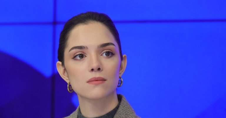 Евгения Медведева умилила подписчиков зеленым чепчиком