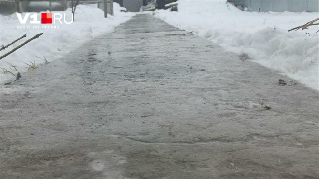 Гололед в Волгограде: горожане ищут способы выжить