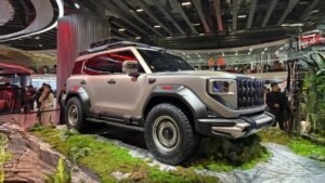 Hongqi тестирует брутальный внедорожник с 4 моторами