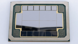 Intel представила образец огромного ИИ-чипа с четырьмя логическими блоками