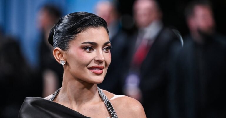 Кайли Дженнер удивила округлой фигурой на новых фото