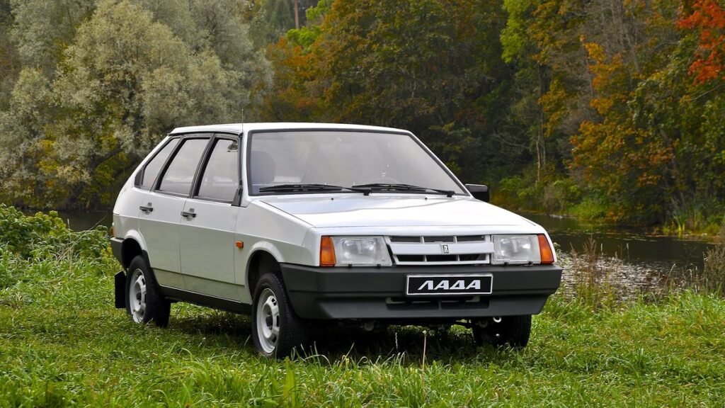 «Капсула времени» ВАЗ-2109 выставлена на продажу после 25 лет - удивительные детали
