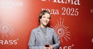 Лиза Арзамасова в образе снежной королевы без белья