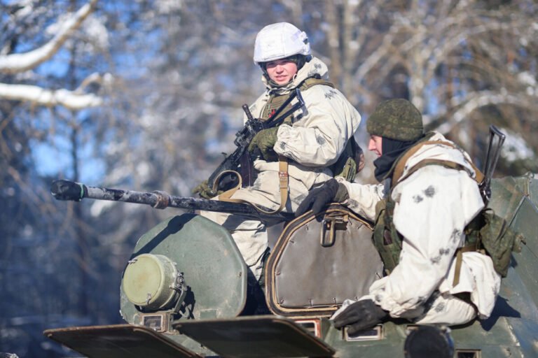 Лукашенко поздравил белорусов с Днем защитников Отечества