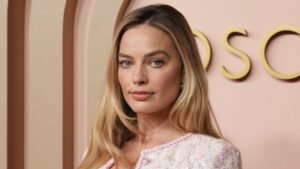 Марго Робби появилась на радио BBC в стильном наряде