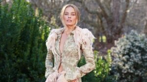 Марго Робби в красных чулках и коротких шортах - новый образ на публике