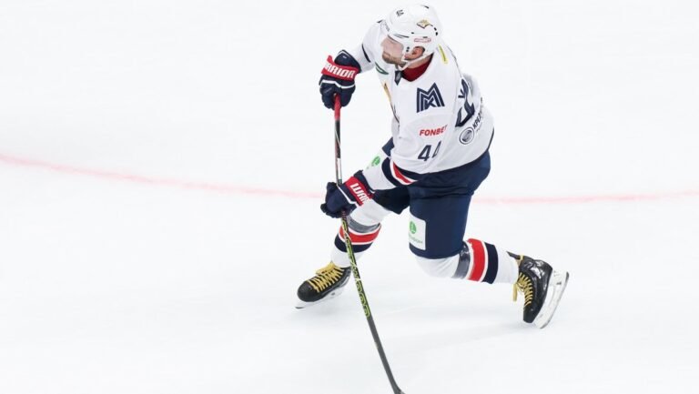 «Металлург» победил «Ладу» несмотря на курьезный гол в свои ворота