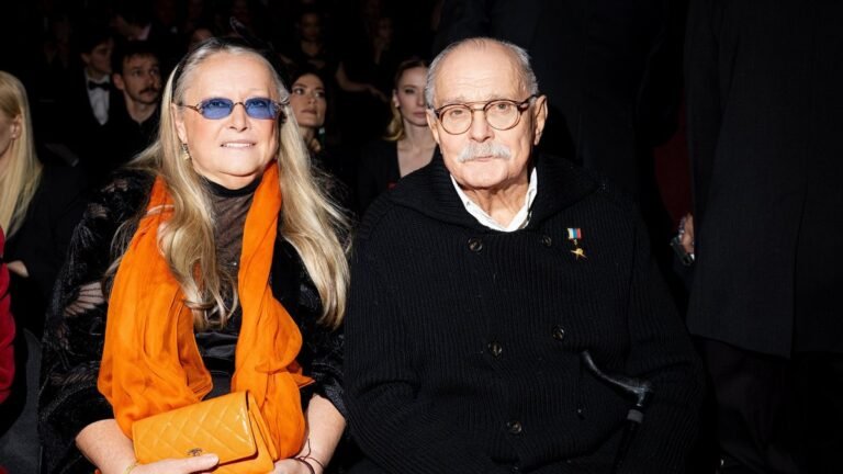 Михалковы на премьере: три поколения семьи на спектакле с Ефремовым