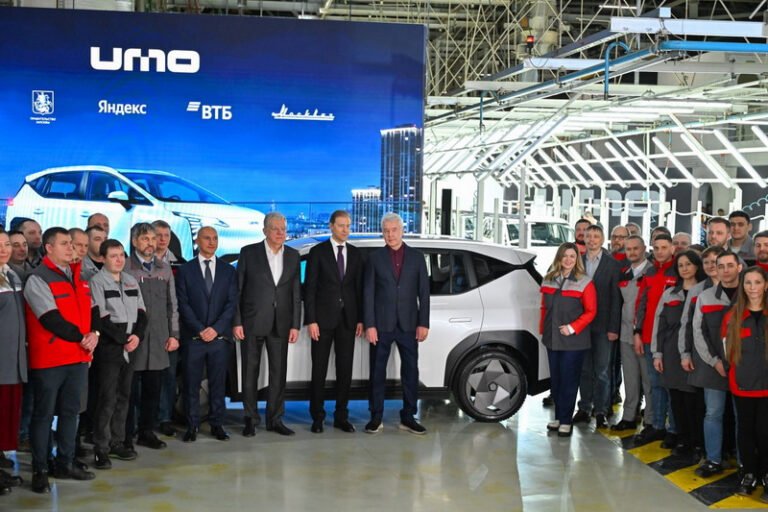 «Москвич» запустил производство электромобилей Umo для «Яндекс Такси» с ИИ