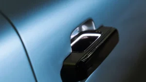 Немецкий Scout возвращает физические кнопки и ручки как оружие против трендов