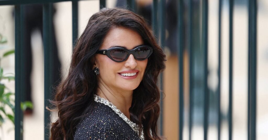 Пенелопа Крус снялась в глянцевом журнале в прозрачном платье