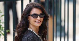 Пенелопа Крус снялась в глянцевом журнале в прозрачном платье