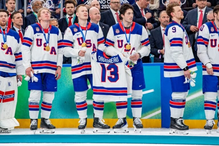 Сборная США по хоккею выиграла золото Олимпиады, посвятив победу памяти Джонни Годро