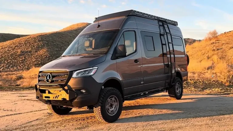 Семейный кемпер на базе Mercedes-Benz Sprinter для автономных путешествий